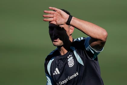 Scaloni observa el entrenamiento de su selección, llamada otra vez a ser protagonista central del Mundial