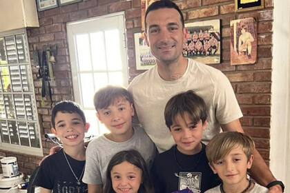 Scaloni recibió a un grupo de niños en su casa en Pujato y la reacción de los más chiquitos emocionó a todos