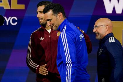 Scaloni saluda a Rodri en el evento de FIFA