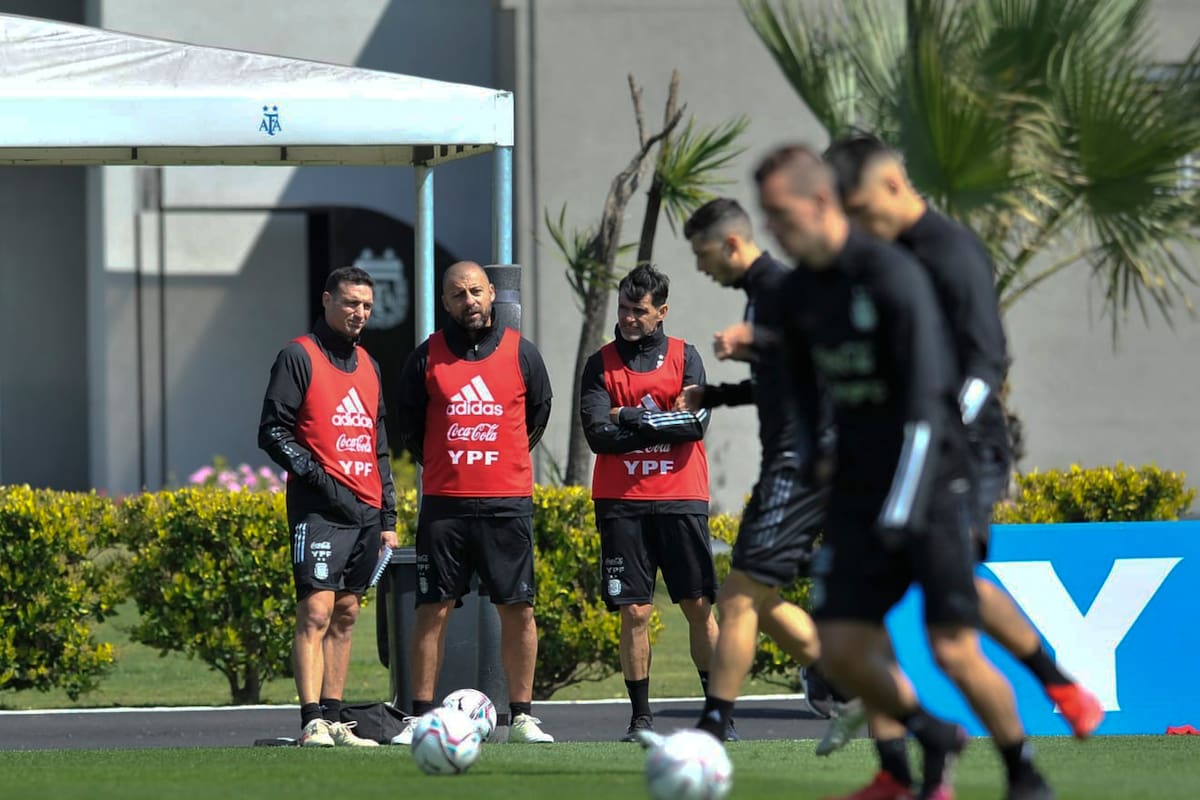 Scaloni, Samuel y Ayala observan el entrenamiento, antes del partido ante Paraguay