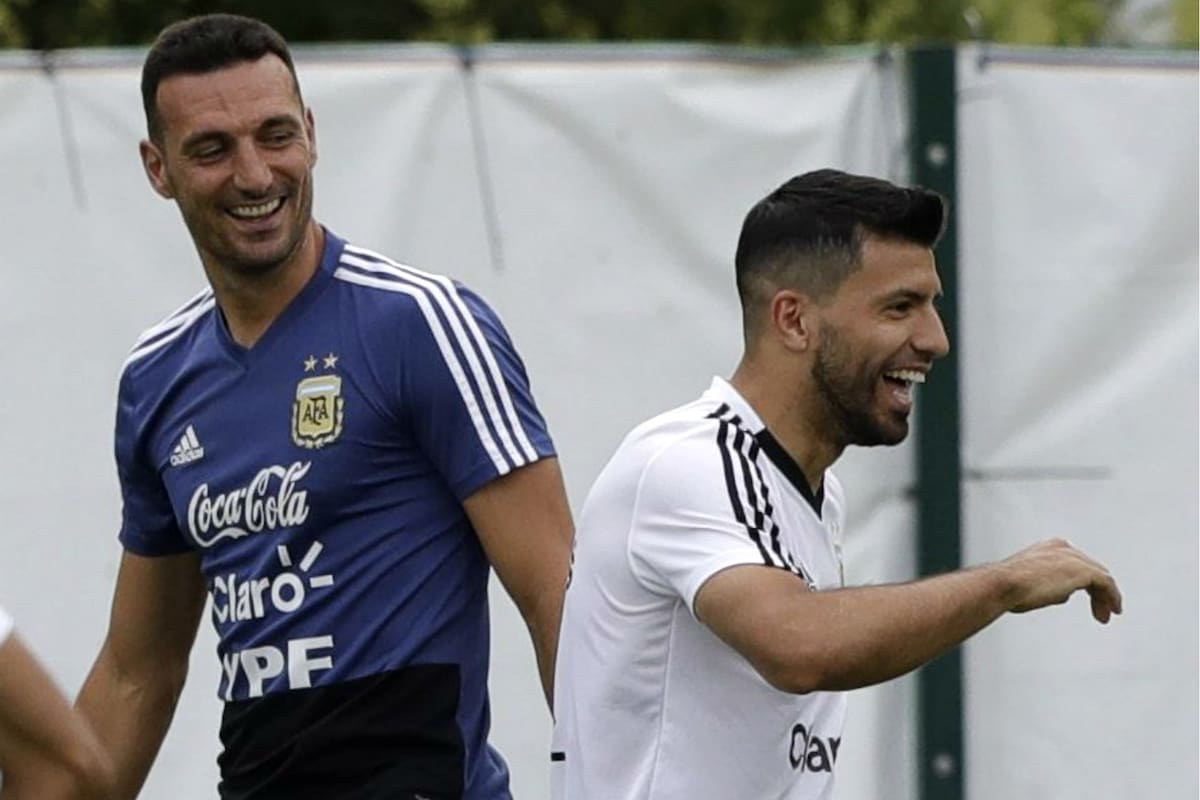 Scaloni y Agüero, y un momento divertido durante la concentración de la selección en Rusia. El DT llevará al delantero del Manchester City a la Copa América