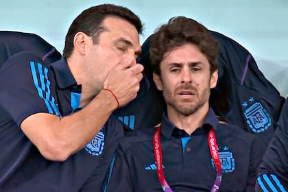 Scaloni y Aimar en el banco de suplentes de la Selección Argentina