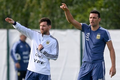 Scaloni y Messi durante un entrenamiento en Bronnitsy