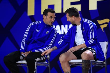Scaloni y Messi, en el evento de FIFA