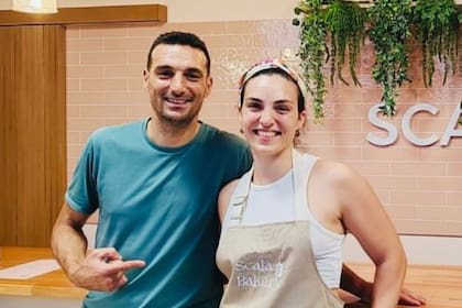 Scaloni y su hermana Corina, en la pastelería de la que es dueña. Instagram: @scalabkry