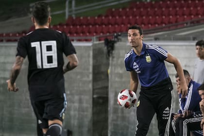 Scaloni y una imagen de sus primeros días en la selección; en un amistoso contra Guatemala en Los Angeles