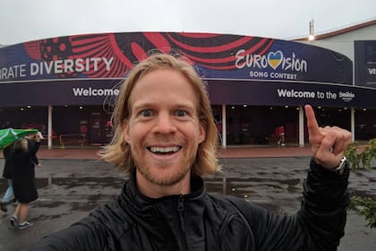 Scanlon es productor de contenidos audiovisuales y vive en California