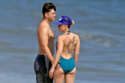 Scarlett Johansson muestra su gran tatuaje en la espalda