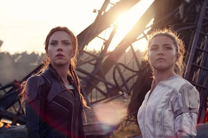 Scarlett Johansson como Black Widow y Florence Pugh como su hermana y posible sucesora, Yelena Velova