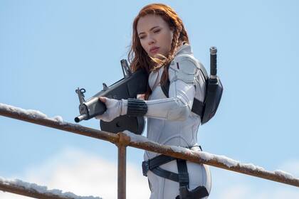 Scarlett Johansson en una escena de Black Widow, que a pesar de los múltiples retrasos se acaba de convertir en la película récord de la pandemia