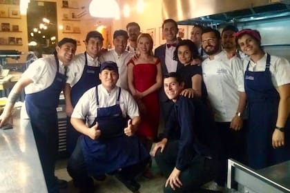 Scarlett Johansson junto al staff del restaurante i latina
