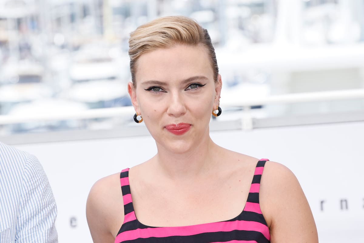 Scarlett Johansson posa para los fotógrafos antes de la proyección de la cinta "Asteroid City" en el 76to festival internacional de Cannes, el 24 de mayo de 2023, en el sur de Francia. (Foto de Joel C Ryan/Invision/AP, Archivo)