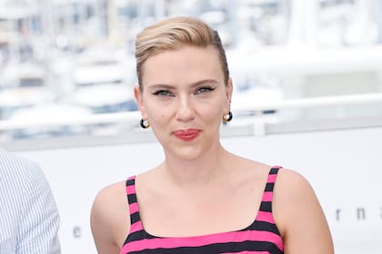 Scarlett Johansson posa para los fotógrafos antes de la proyección de la cinta "Asteroid City" en el 76to festival internacional de Cannes, el 24 de mayo de 2023, en el sur de Francia. (Foto de Joel C Ryan/Invision/AP, Archivo)