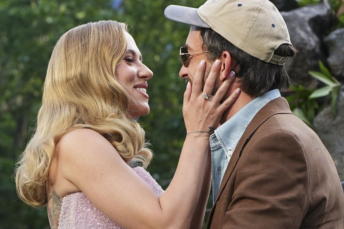 Scarlett Johansson se mostró muy cariñosa con Jonathan Bailey, su compañero de elenco en Jurassic World: Renace, durante la avant premiere del film en Londres