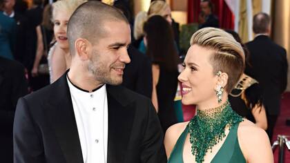 Scarlett Johansson y su ahora ex marido, en la entrega de los premios Oscar de 2015
