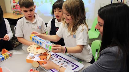 Con robots y juegos los chicos aprenden los conceptos detrás de las órdenes y sus efectos en un programa