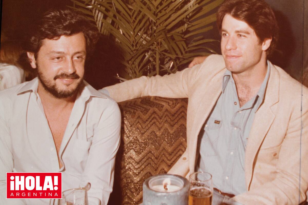 Schapire tuvo a las celebridades más rutilantes de la época sentadas a su mesa. En la foto, junto a John Travolta, que presentó ahí Fiebre de sábado por la noche, pero, para sorpresa de todos, se negó a bailar. “Estaba preparando su papel en Grease y quería que lo empezaran
a considerar como actor”, cuenta Miguel.