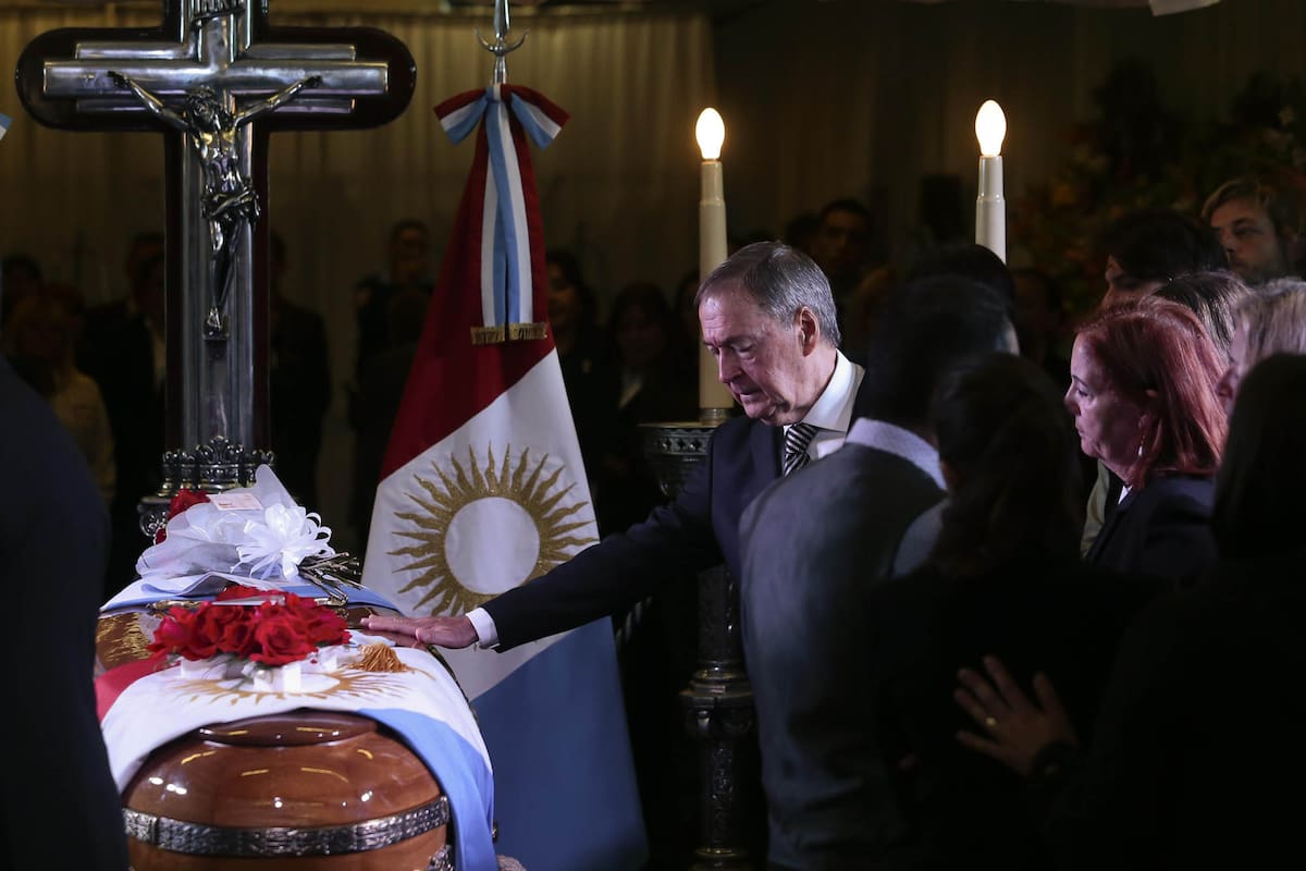 Schiaretti colocó su banda de gobernador sobre el féretro de De la Sota y se quebró en llanto