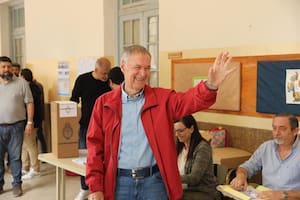 Schiaretti cumplió con su cábala de ir a votar con una campera roja