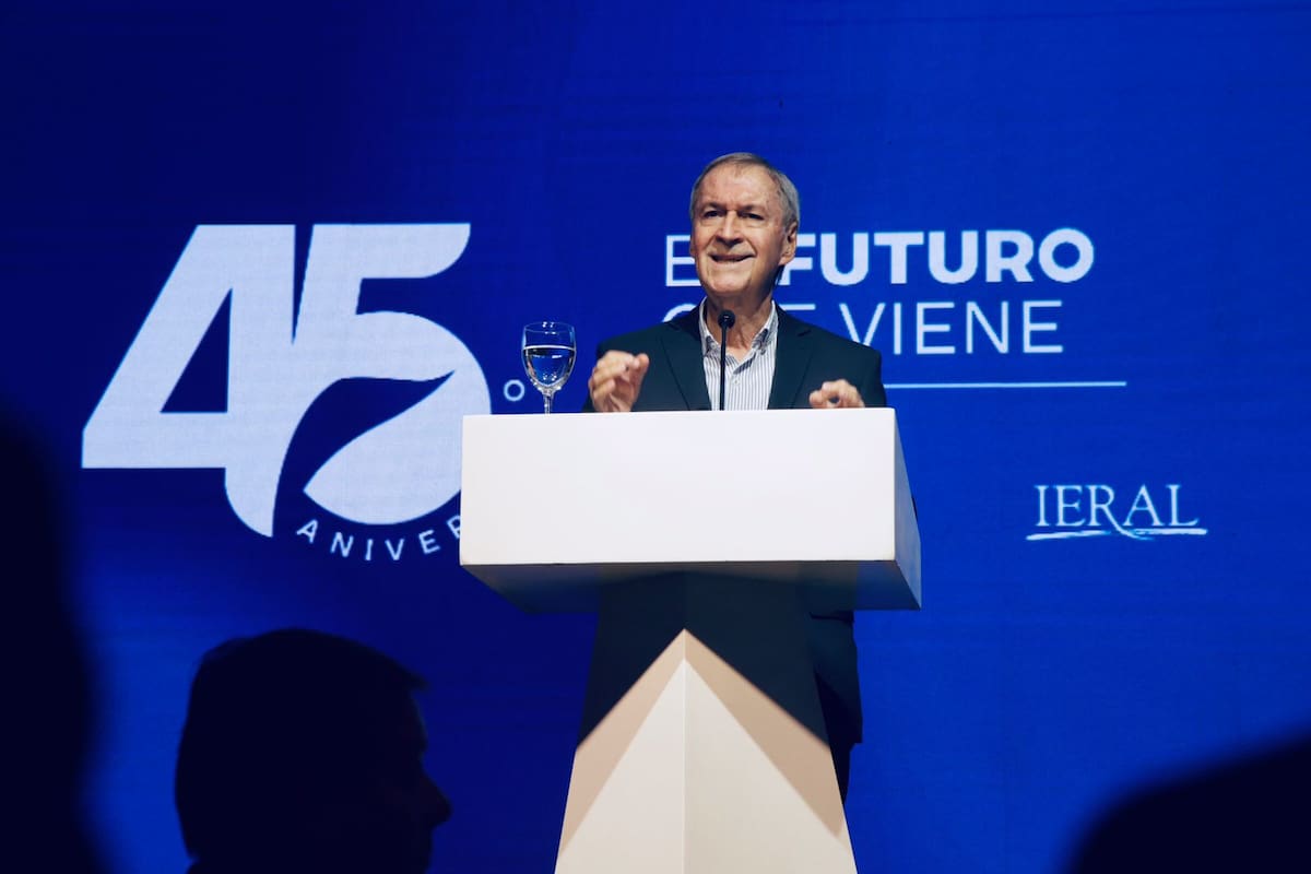 Schiaretti expuso ante empresarios en Córdoba.