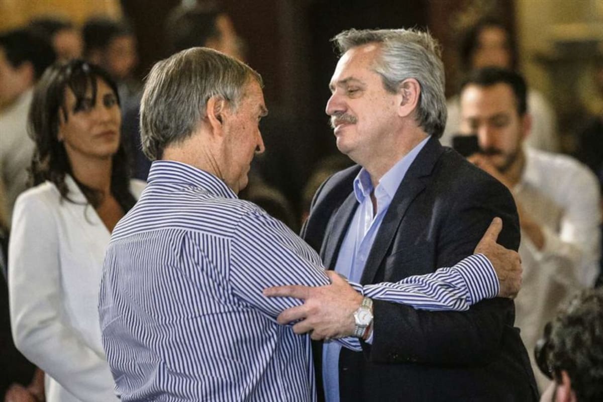 Schiaretti y Fernández antes de la misa; atrás, Natalia de la Sota