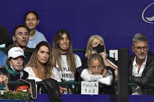 Schiavi, y a su derecha con barbijo negro, la madre de Juan Martín del Potro, Patricia; a su lado, Julieta, la hermana del crack