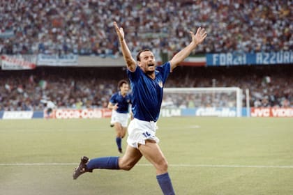 Schillaci festeja su gol contra Argentina en la semifinal. No le alcanzaría a Italia...