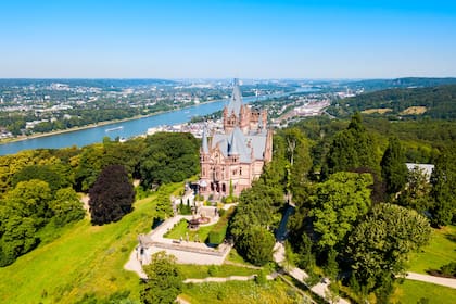 No faltan construcciones centenarias como el Schloss Drachenburg si nos animamos a salir del circuito de ciudades europeas; tips para no perderse y aprender a manejar a la alemana