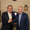 La presencia de un excanciller en el cumpleaños de Putin desató la indignación en Alemania
