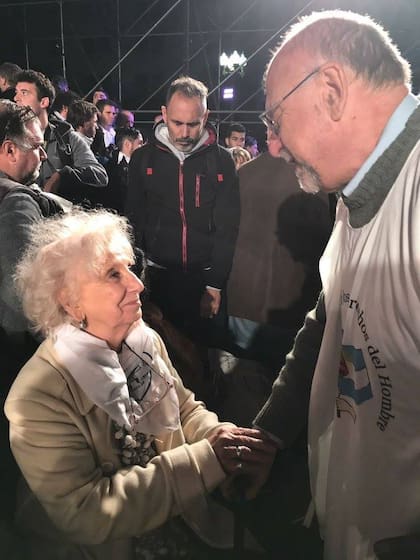 Schulman, junto a la presidenta de la asociación Abuelas de Plaza de Mayo, Estela de Carlotto.