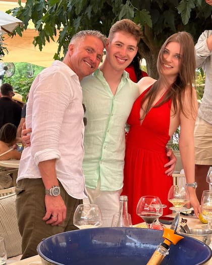 Schumacher junto a su hijo David y su mujer Vivien Keszthelyi durante el festejo de su cumpleaños en 2023