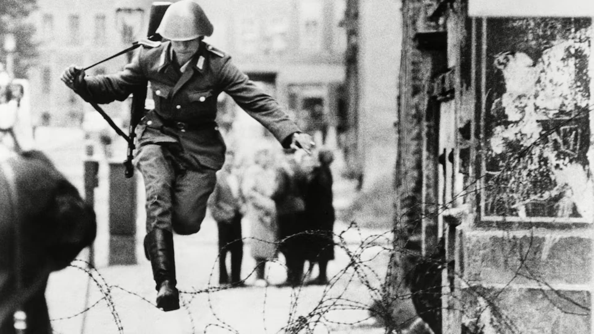 Schumann saltó el 15 de agosto de 1961, su huida fue capturada por el fotógrafo Peter Leibing