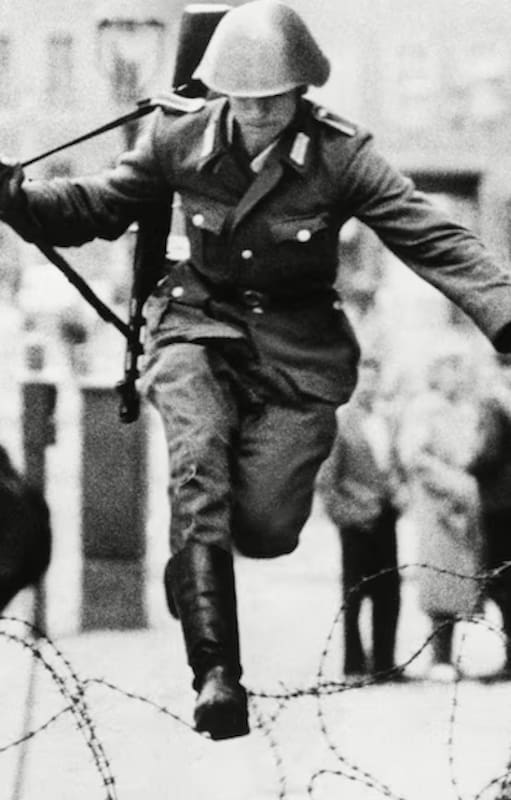 Schumann saltó el 15 de agosto de 1961, su huida fue capturada por el fotógrafo Peter Leibing