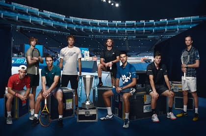 Schwartzman, el 8º singlista argentino en jugar el Masters, posando en Londres con los otros maestros de 2020: Rublev, Nadal, Zverev, Tsitsipas, Djokovic, Thiem y Medvedev.