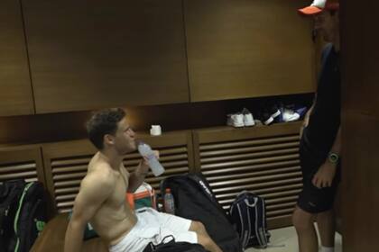 Schwartzman, dentro del vestuario, con su entrenador Juan Ignacio Chela