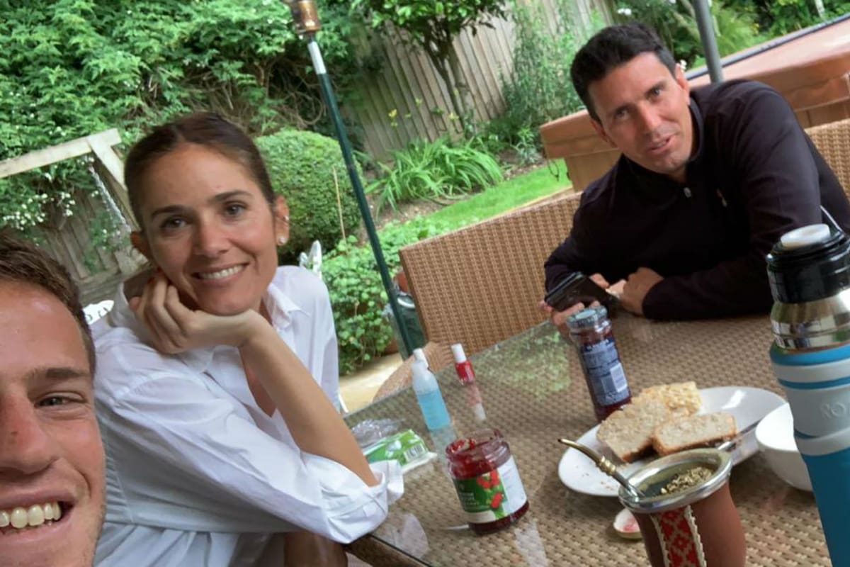 Schwartzman en la casa que alquiló en Londres, junto con Verónica, la mujer de Chela; el propio Juan Ignacio y el preparador físico Martiniano Orazi