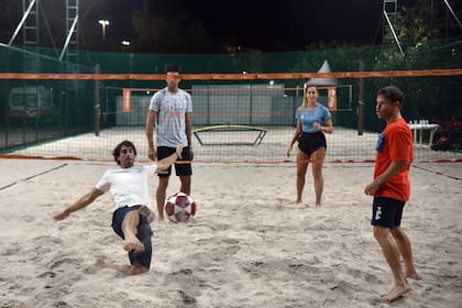 Schwartzman participó de un “futvóley” playero junto con el uruguayo Pablo Cuevas, el local Marcelo Melo y Natalia Guitler, una popular deportista carioca.