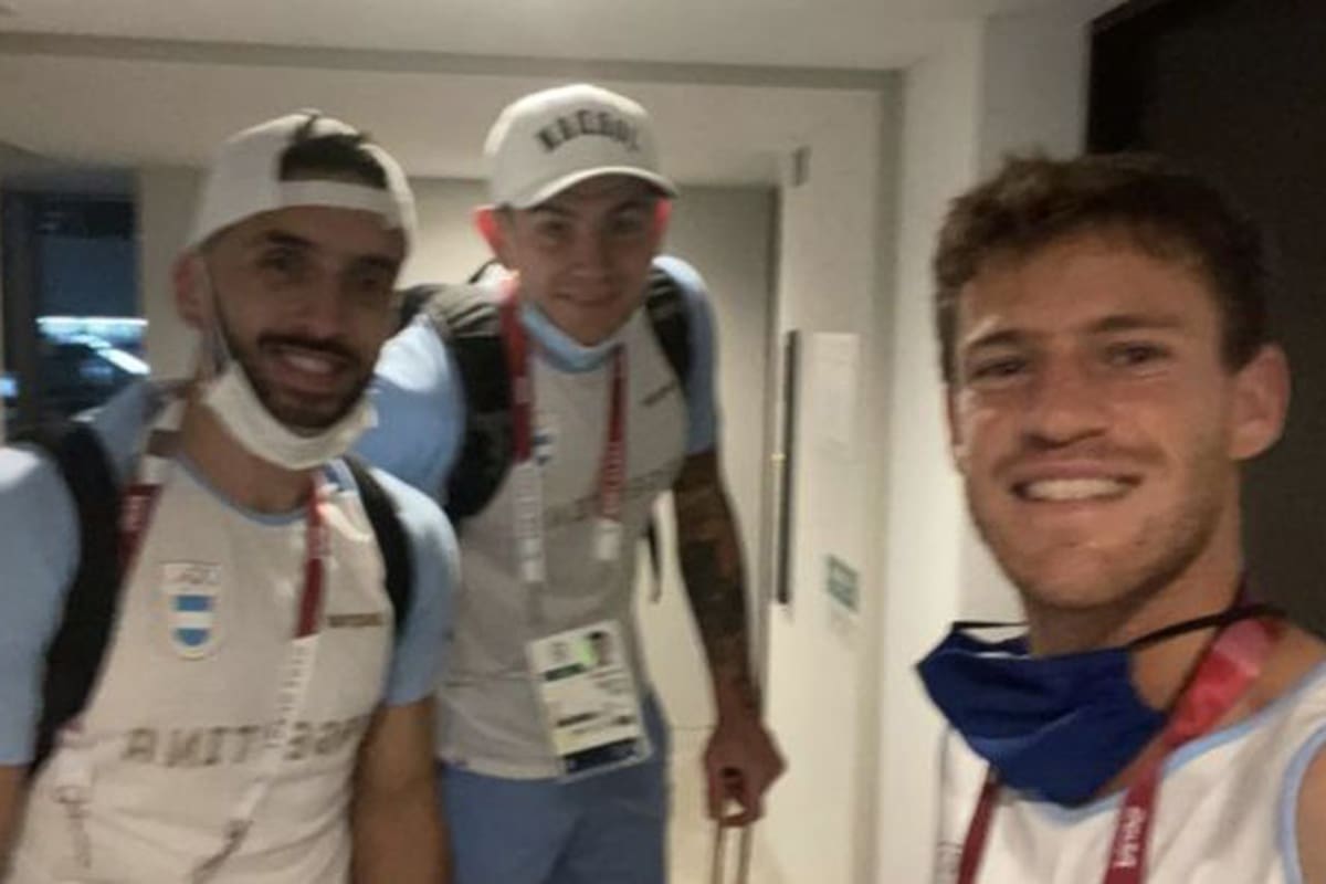 Schwartzman posa junto a Camapzzo y Deck en la Villa Olímpica de Tokio 2020