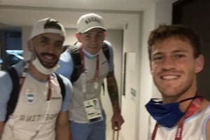 Schwartzman posa junto a Camapzzo y Deck en la Villa Olímpica de Tokio 2020