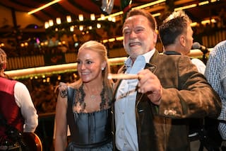 Schwarzenegger dirige una banda en carpa cervecera del Oktoberfest de Múnich