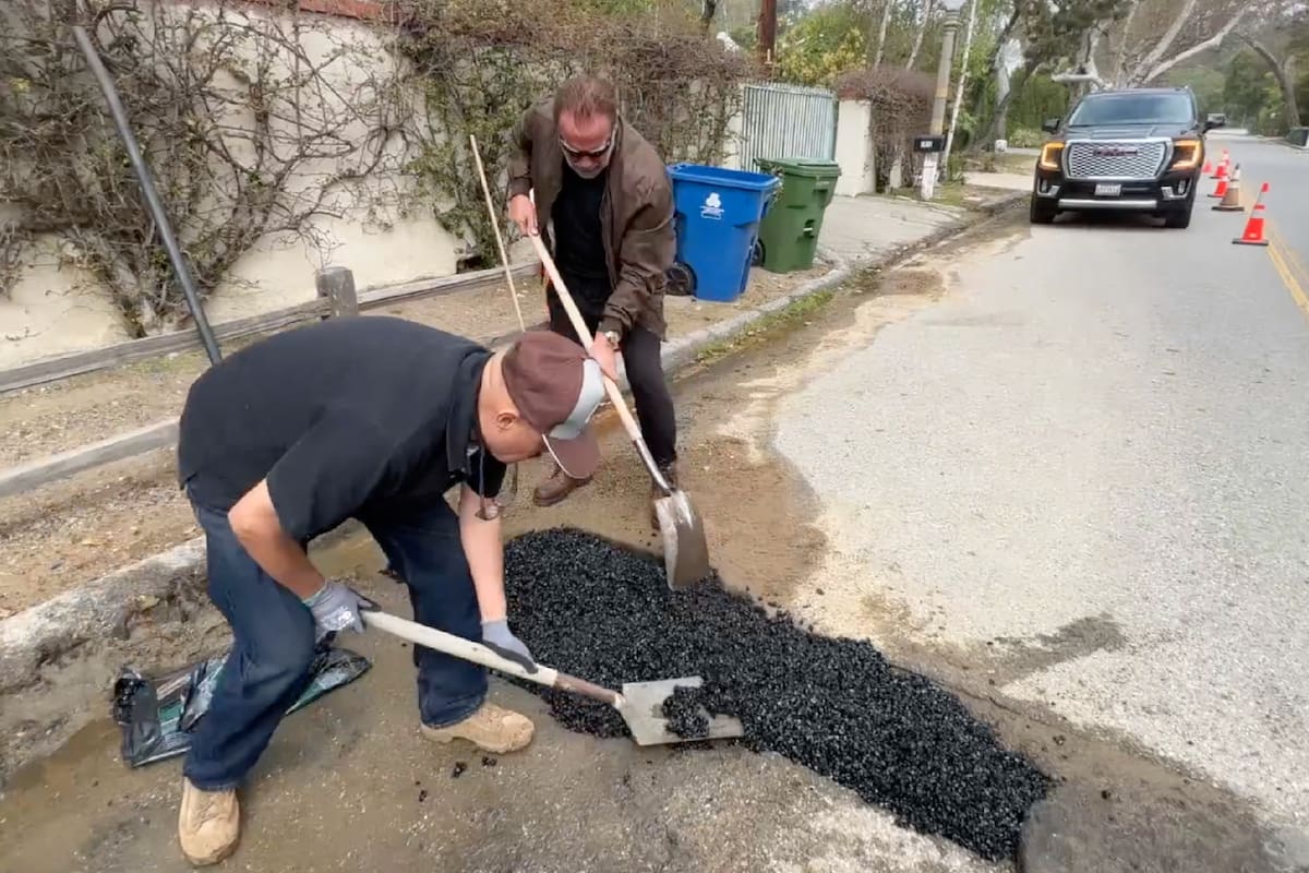 Schwarzenegger se hartó de un bache y lo tapó él mismo