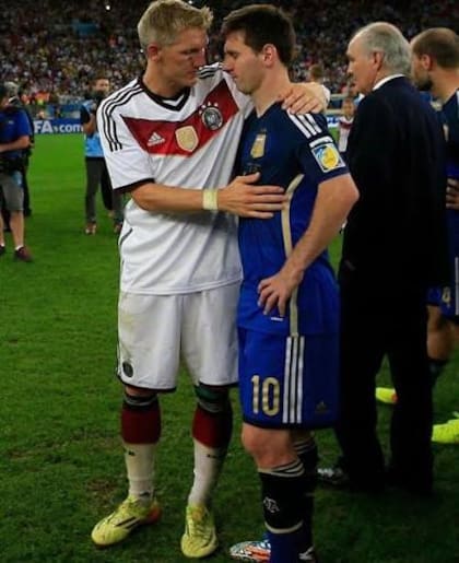 Schweinsteiger consuela a Messi tras la final del Mundial 2014