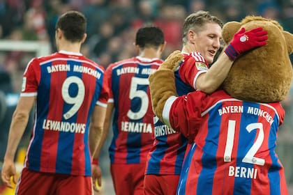 Schweinsteiger volvió a jugar tras el Mundial en otra goleada de Bayern