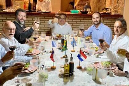 El almirante Flávio Viana Rocha, en la cabecera; a su izquierda está el canciller brasileño Araújo y a la derecha Eduardo Bolsonaro; también está Daniel Scioli; fue en noviembre