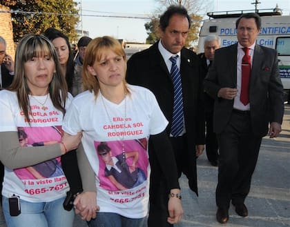 Carola Labrador, la madre de Candela, y el entonces gobernador Daniel Scioli, el día del hallazgo del cuerpo
