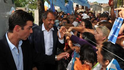 Scioli, en Santiago del Estero, escoltado por el matrimonio Zamora