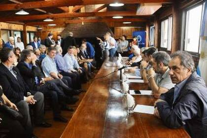 El consejo nacional, encabezado por Gioja, se reunió y llamó a "evitar hacerle el juego a Macri"