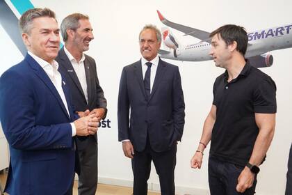 Scioli, junto a los gobernadores Leandro Zdero y Nacho Torres y el country director de Jetsmart, Gonzalo Perez Corral
