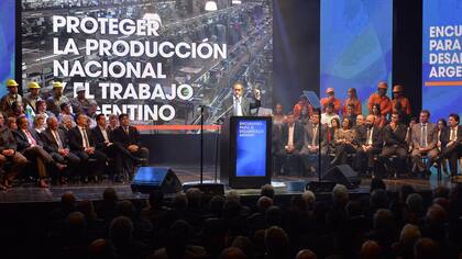 Scioli presentó su plan económico en el Teatro Ópera