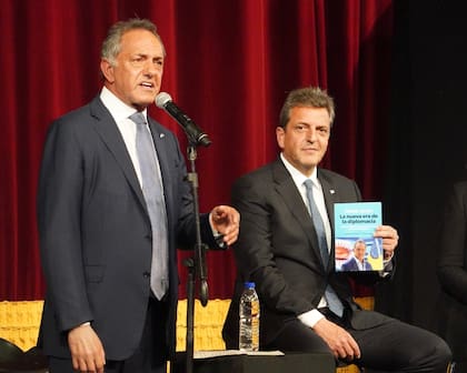 Scioli y Massa durante la presentación del libro del primero, en el Teatro Avenida